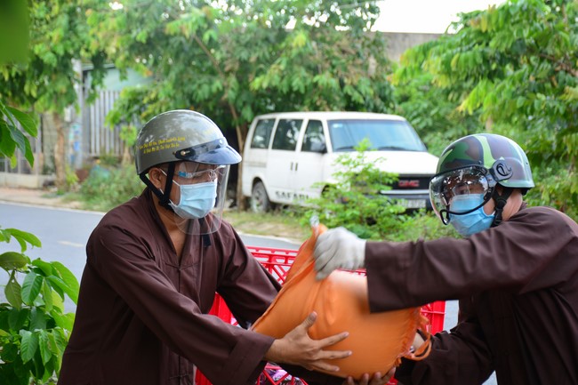 Continuing to support people in need in the Covid-19 pandemic of Hoang Phap Pagoda (series 4)